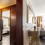 Plaza Premium 4*
