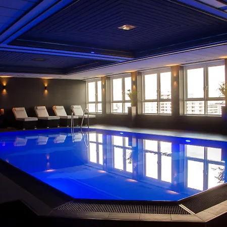 Plaza Premium 4*