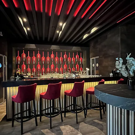 Plaza Premium Hotel 4*