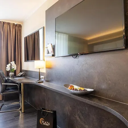 Plaza Premium 4*