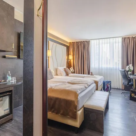 Plaza Premium Hotel 4*