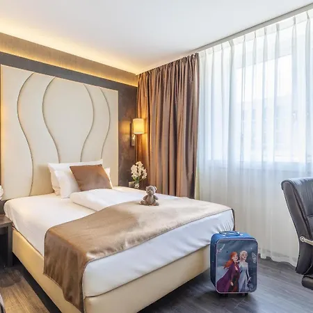 Plaza Premium Hotel 4*