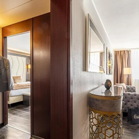 Plaza Premium 4*