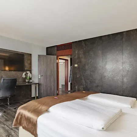 Plaza Premium 酒店 4*