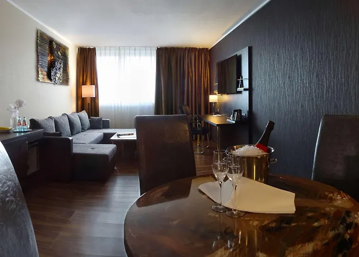 Plaza Premium 4* دارمشتاد