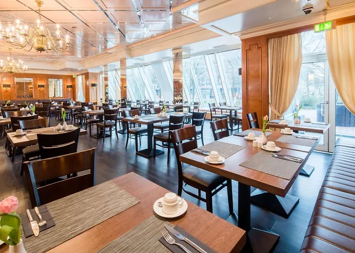 Plaza Premium فندق 4*