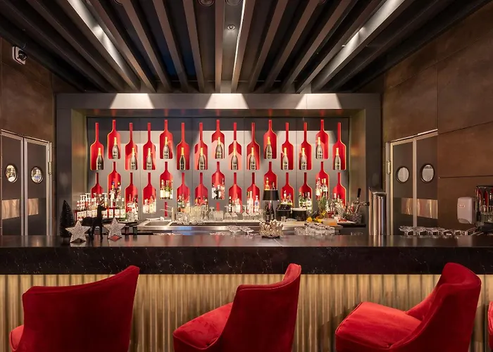 Plaza Premium فندق 4*