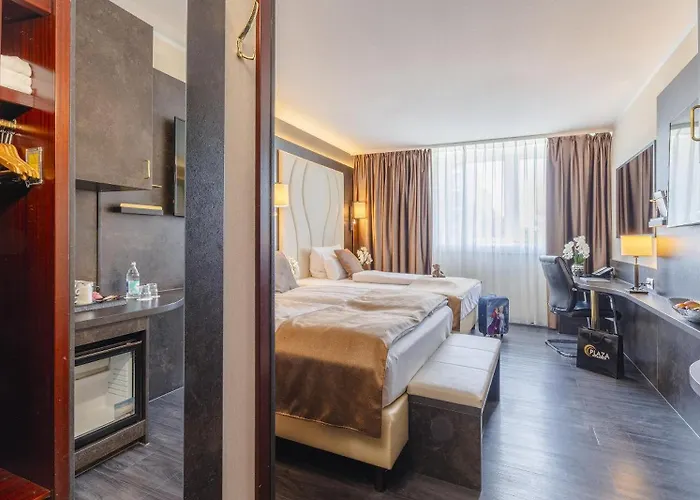 Plaza Premium فندق 4*