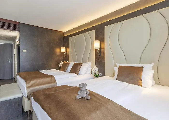 Plaza Premium 4* دارمشتاد