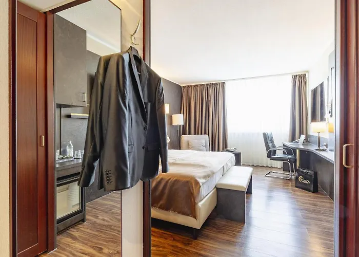 Plaza Premium دارمشتاد