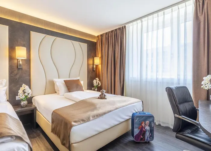 Plaza Premium فندق 4*