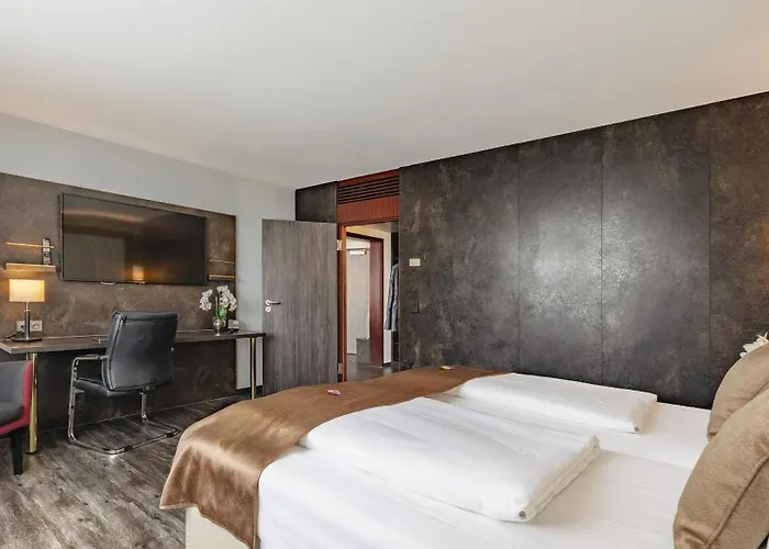 Plaza Premium Hotel 4*