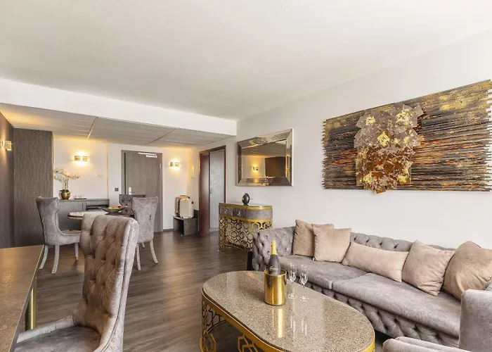 Plaza Premium فندق 4*