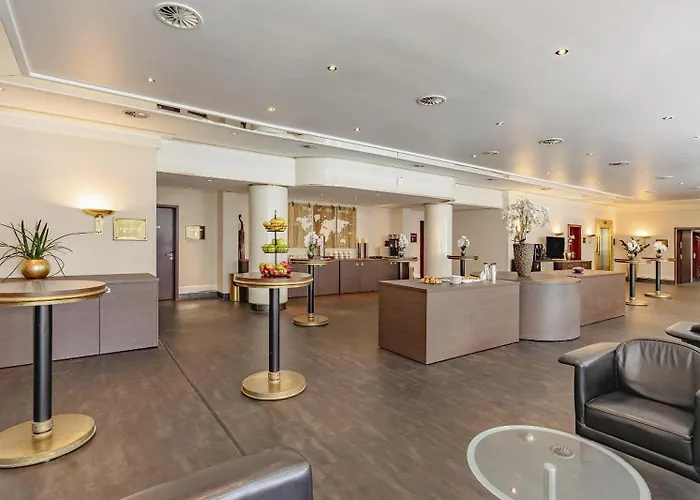 Plaza Premium فندق 4*