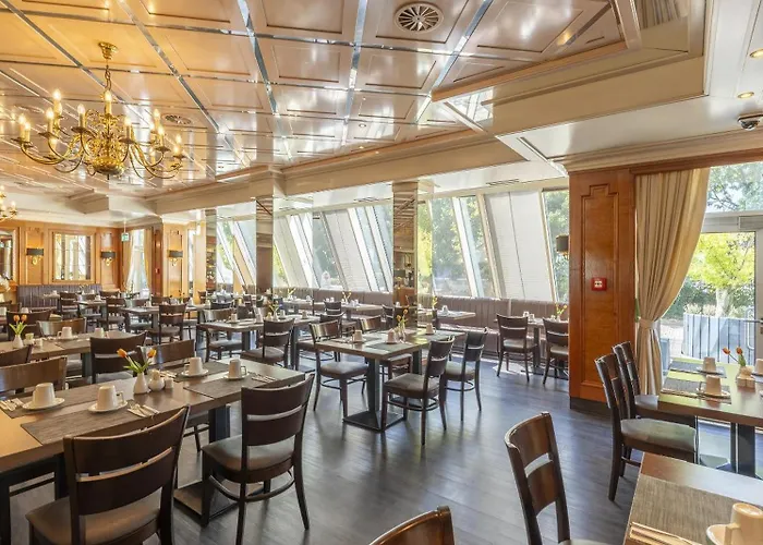 Plaza Premium 4* دارمشتاد