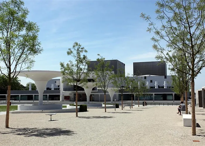 Plaza Premium فندق 4*